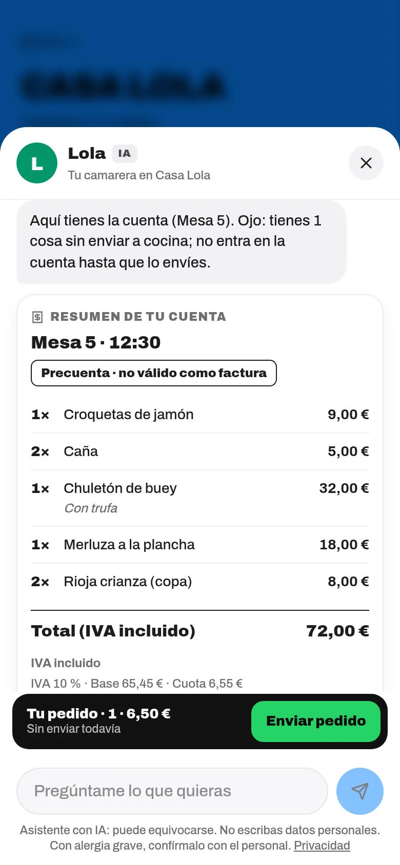 Chat del camarero en la carta del móvil: su nombre, la etiqueta IA, la cuenta de la mesa y la nota de que es un asistente con IA