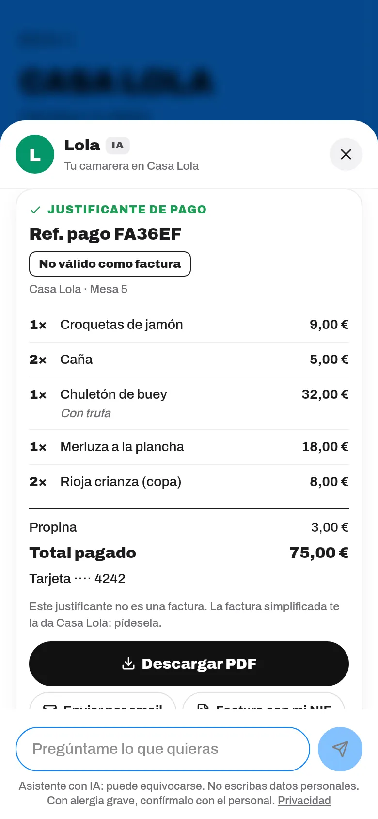 Justificante de pago dentro del chat del camarero, con el total pagado y los botones para descargarlo, enviarlo por email, pedir factura y dejar una reseña