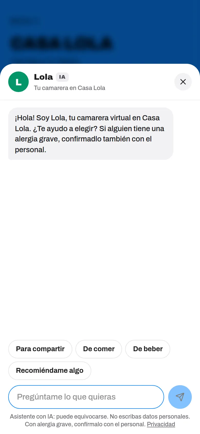 Chat abierto con el saludo de la camarera, la etiqueta IA y los botones para empezar