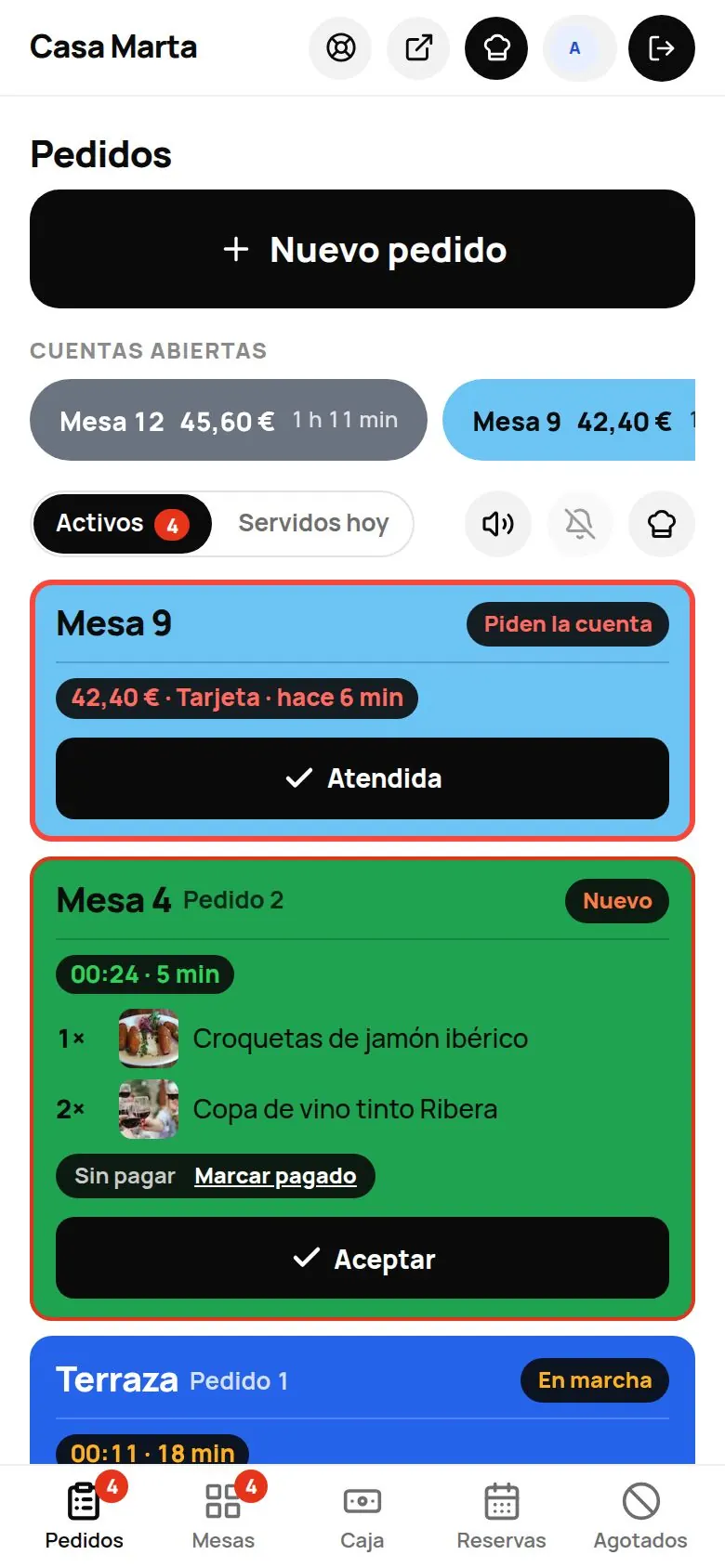 Panel de un camarero en el móvil: Pedidos con Cuentas abiertas arriba y la barra de abajo Pedidos, Mesas, Caja, Reservas y Agotados